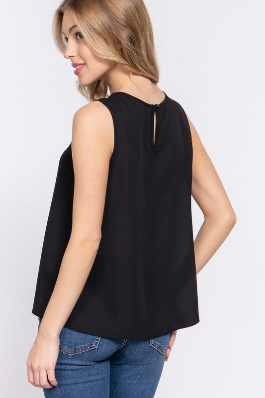 Sleeveless layering blouse
